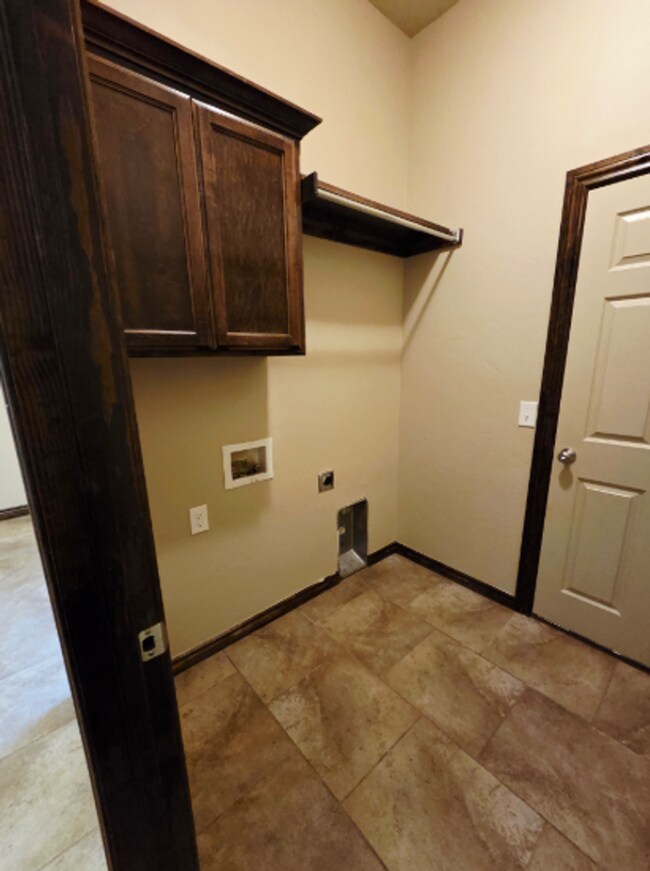 Building Photo - 1ST MONTH RENT FREE!!