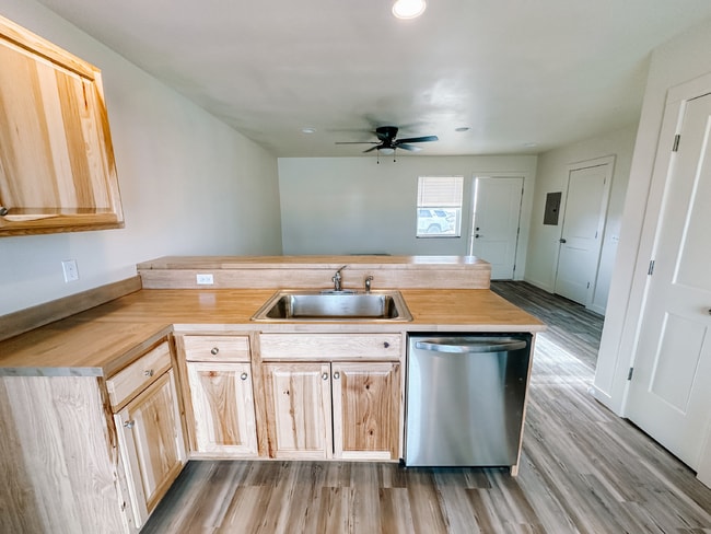 Building Photo - Newer Duplex for Rent Between Twin Bridges and Sheridan!