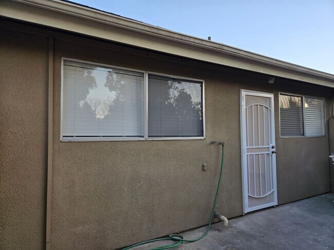 Building Photo - Completely Upgraded 2 bedroom Condo in Riverside