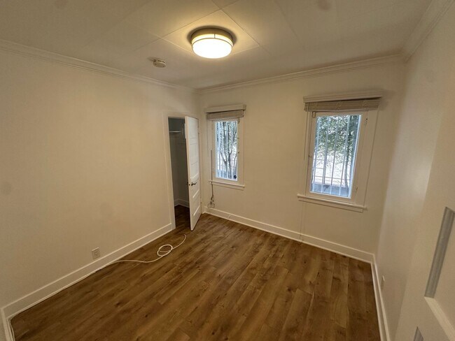 Building Photo - Fairview Heights Bungalow | 2 Bed / 1 Bath | Yard & Parking