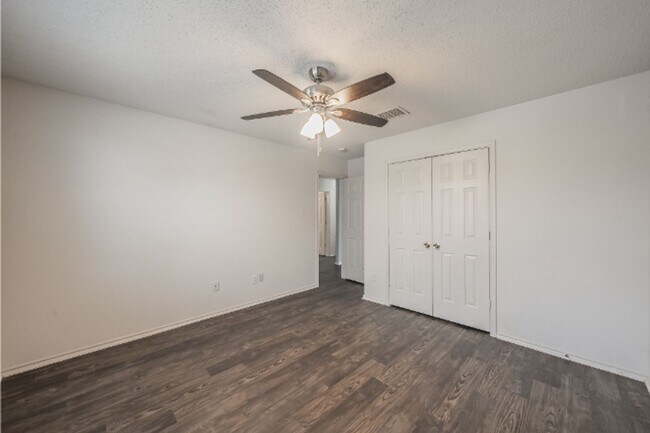 Building Photo - 3327 Clydesdale Dr