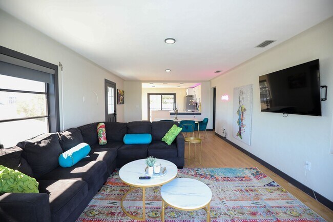 Building Photo - Fully Furnished Luxury Waterfront Unit w/in Walking Distance to the Shopping, Beach, Restaurants,...