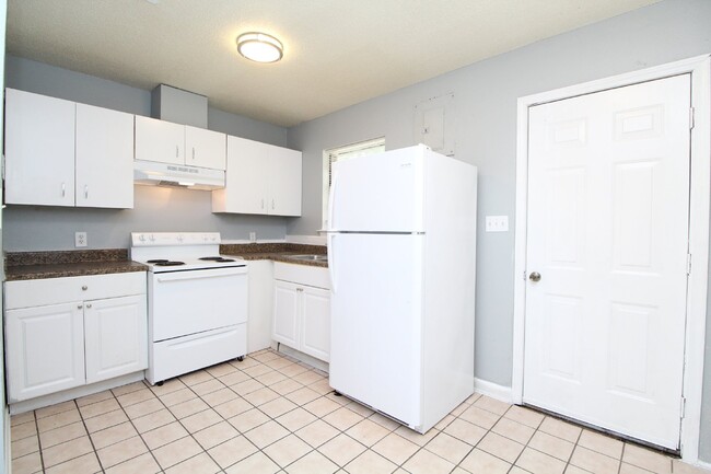 Building Photo - 1/2 Off First Month's Rent – 2BR Duplex in...