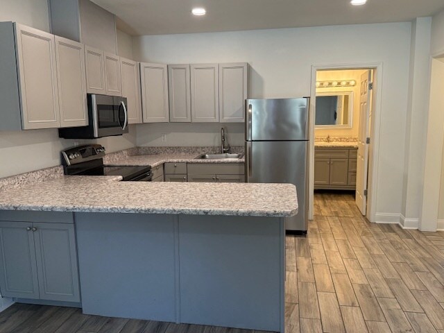 Breakfast bar and kitchen - 318 S K St