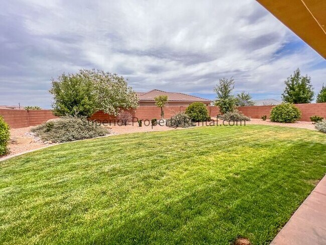 Building Photo - 4 bed, 2.5 bath home w/2 car garage