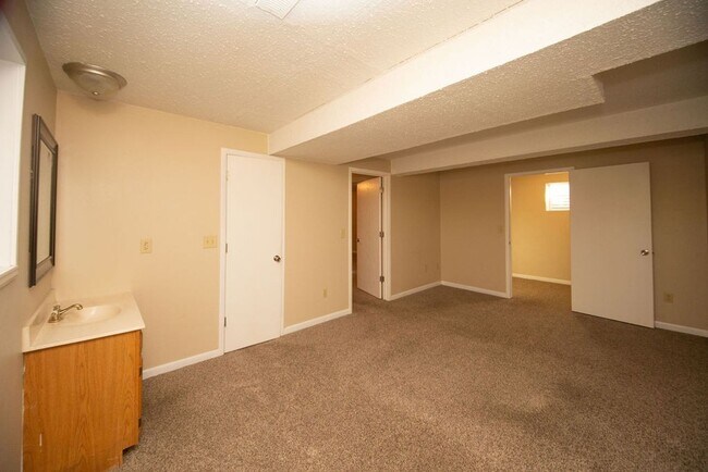 Building Photo - Great 4 bedroom Ranch style home!