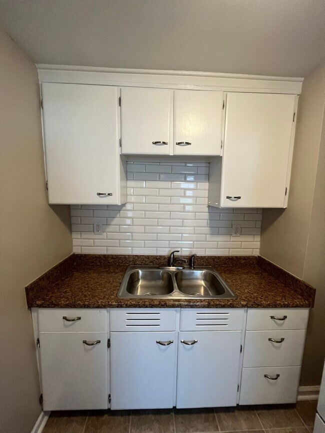 Building Photo - 3 Bedroom Home in Clintonville!