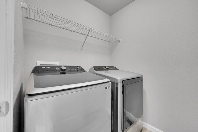 Building Photo - $2,150 - 3 Bed, 2.5 Bath Updated Townhome ...