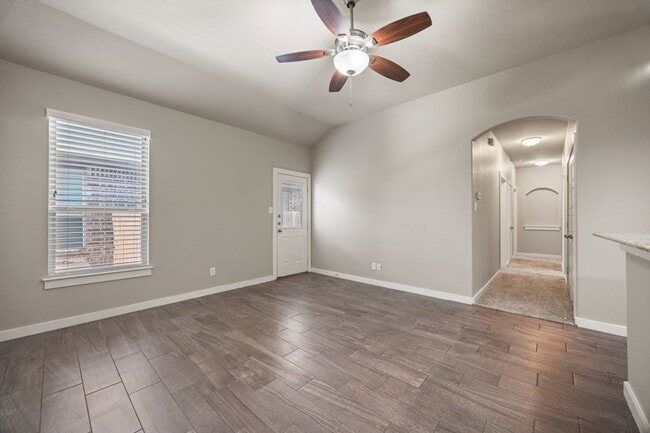 Building Photo - Beautiful 3 Bedroom Duplex Located in New ...