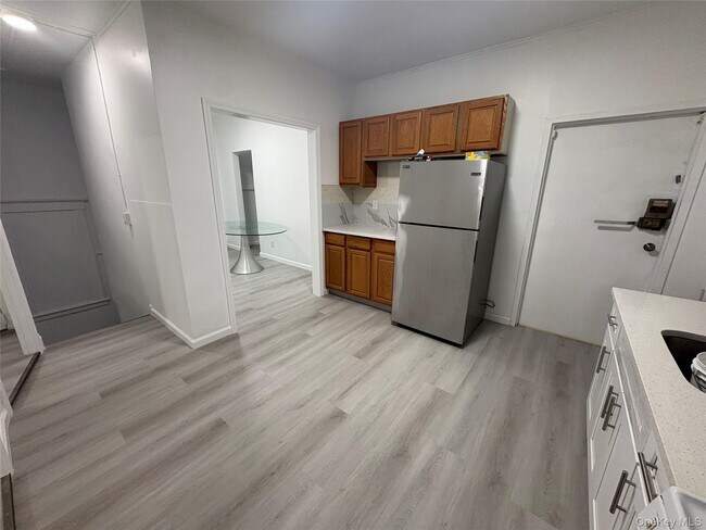Building Photo - 130 Wickham Ave