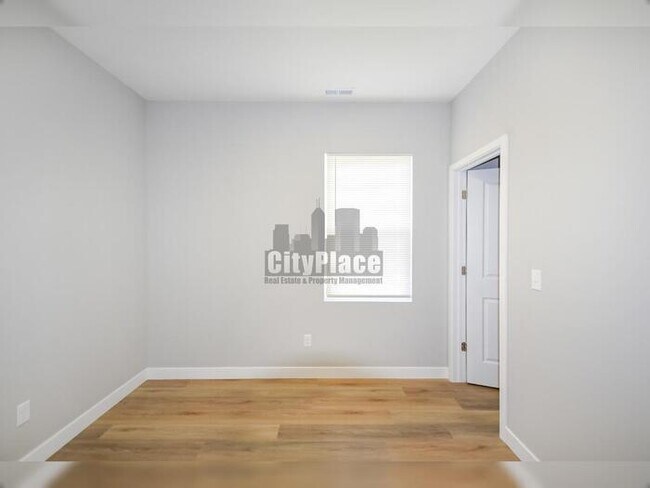 Building Photo - 2809 E Riverside Dr