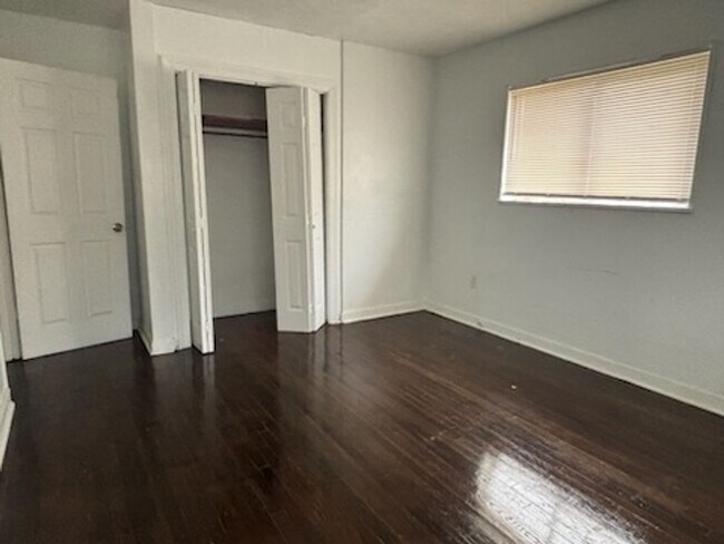 Building Photo - 1652 Kentwood Dr