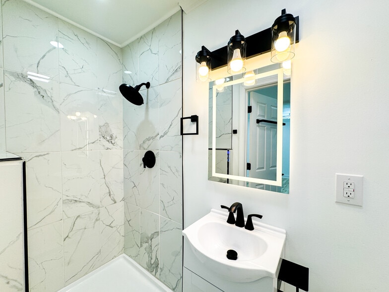 Building Photo - 711 W 44th St