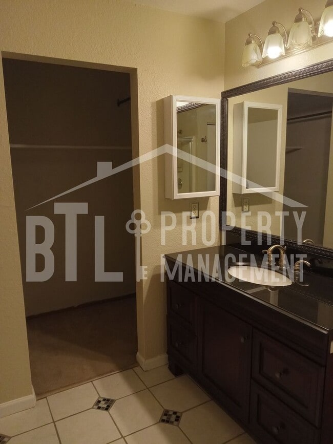 Building Photo - Three Bedroom House