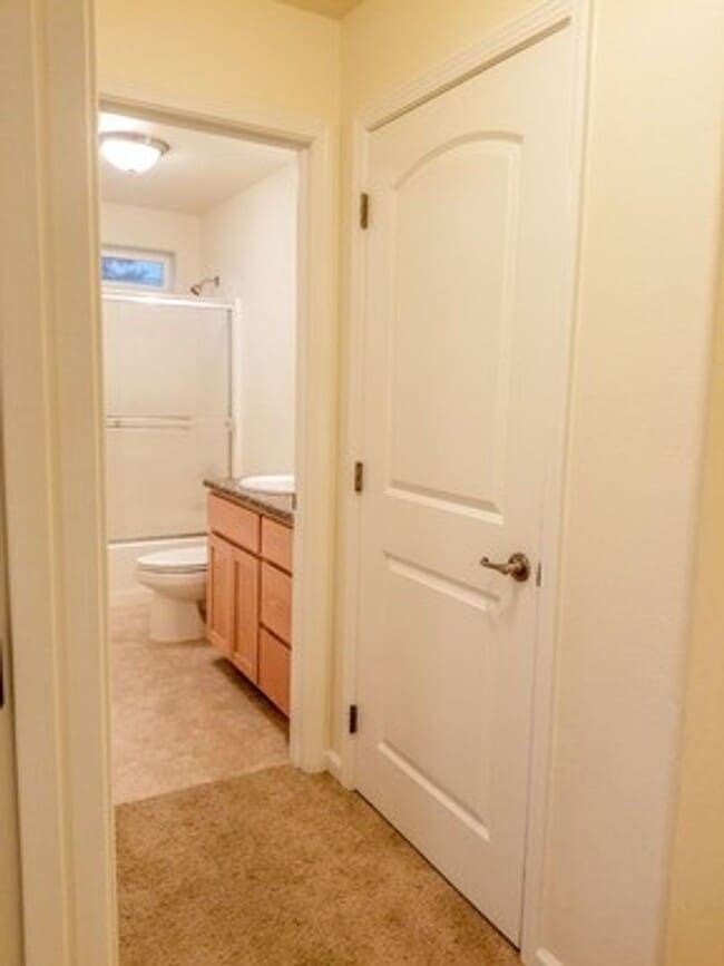 Building Photo - Clean 2 Bedroom. 2 bath apartment