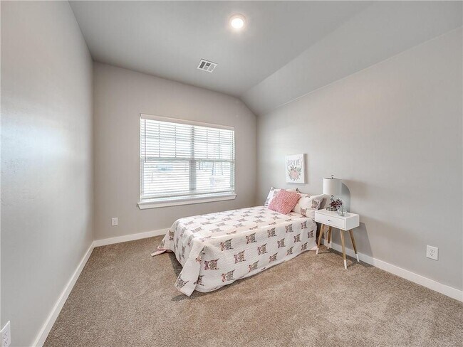 Building Photo - 1270 Lakeview Dr