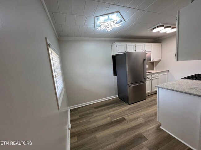 Building Photo - West Knoxville 37922 - 1 bedroom apartment with updated interior - Contact Mac Tobler (865)755-3075