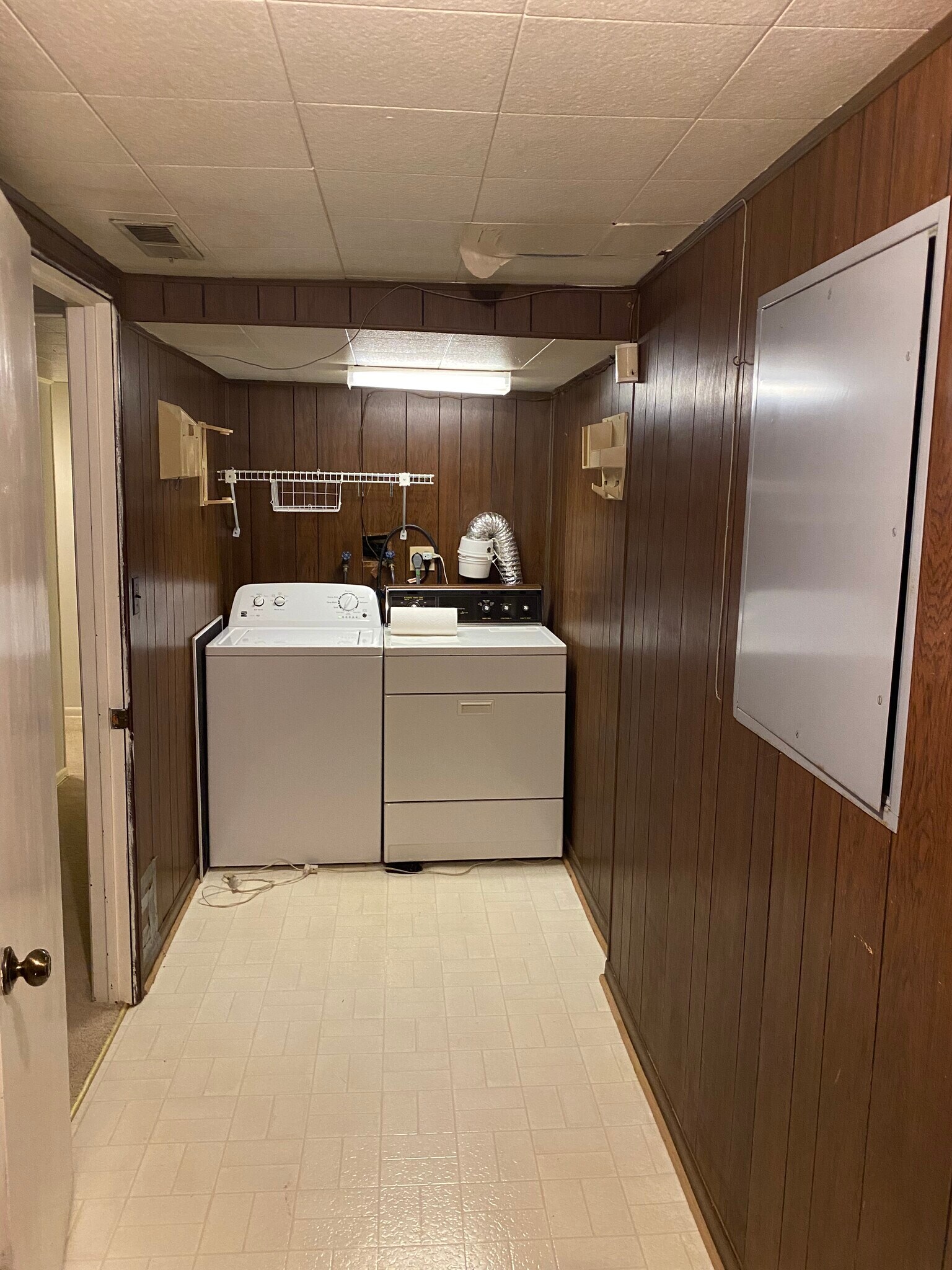 Laundry room - 3441 S Stafford St
