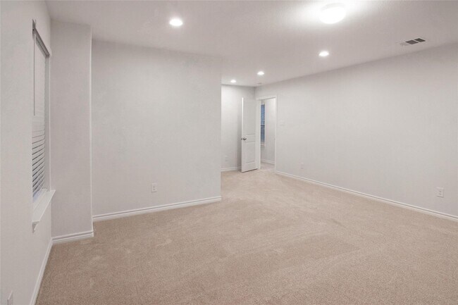 Building Photo - 16980 W Ivanhoe St