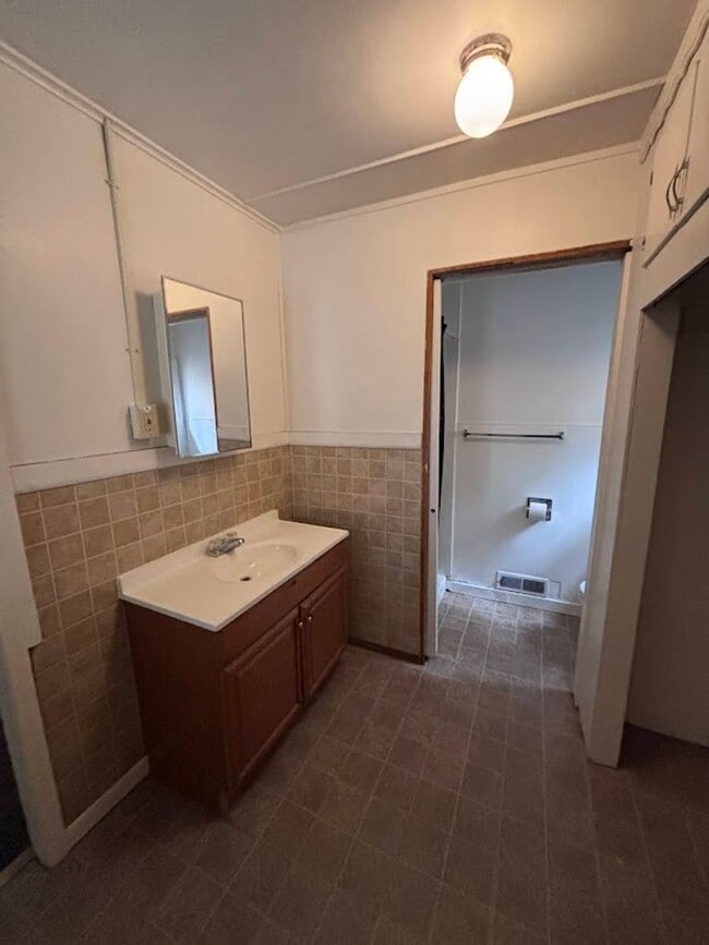 Building Photo - 405 - BEAVER DUPLEX