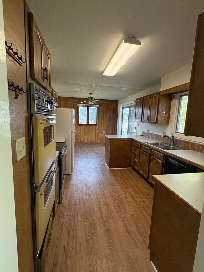 Building Photo - 4 bedroom, 2 bathroom Home off Spring Hill...