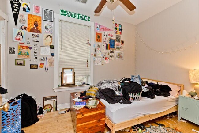 Building Photo - 4 bedroom in Chicago IL 60626