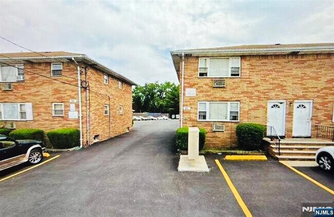 Primary Photo - 86 Contant Ave