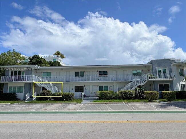 Building Photo - 10101 W Bay Harbor Dr