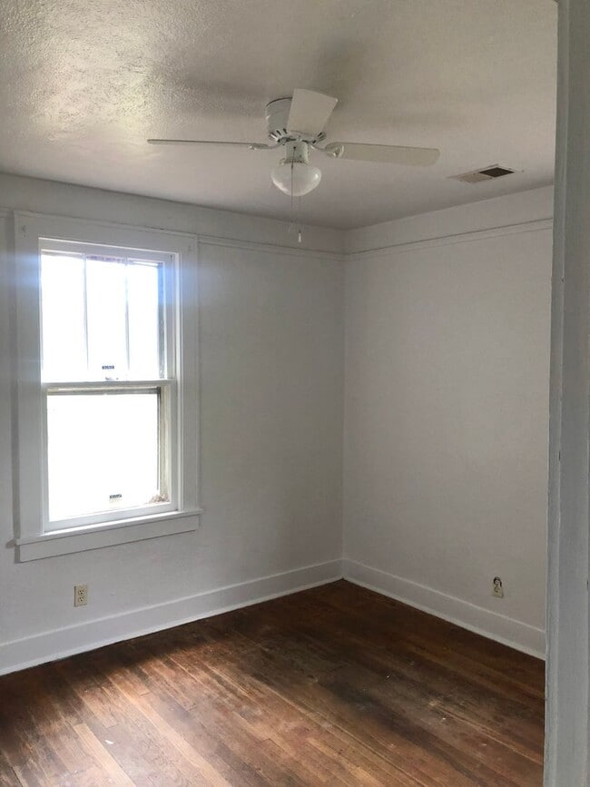 Building Photo - Charming Ranch