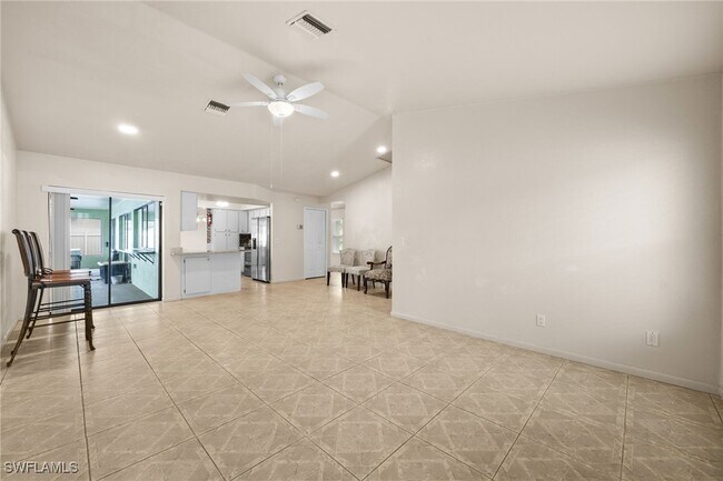 Building Photo - 415 SE 12th Ct