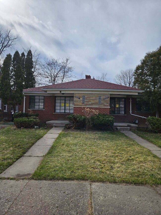 Building Photo - 2 Bedroom Duplex