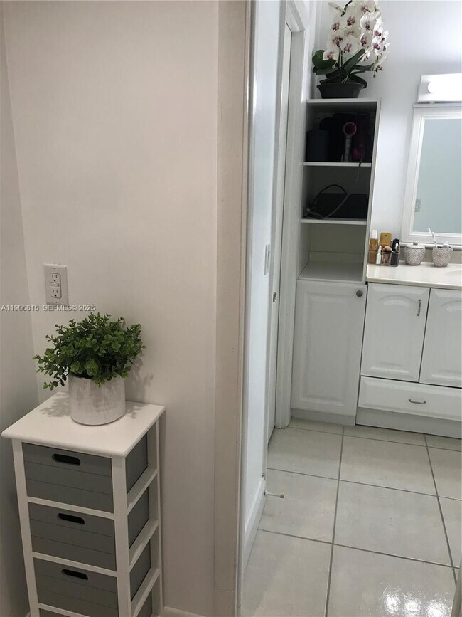 Building Photo - 14830 Naranja Lakes Blvd