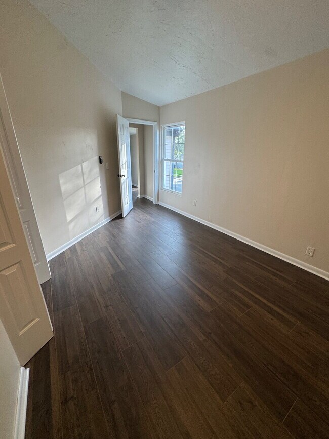 Building Photo - 4 bedroom 3 full bath home for rent in man...