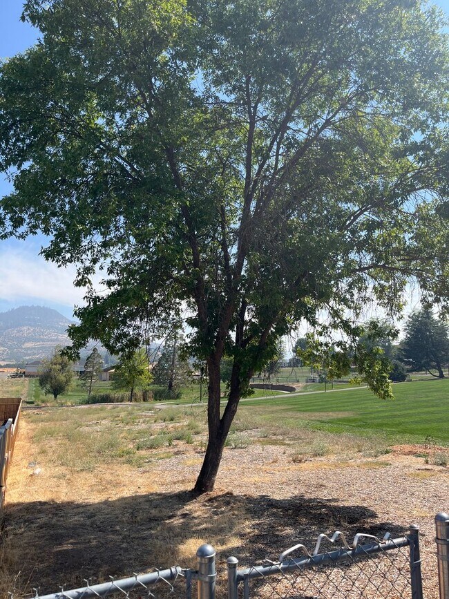 Building Photo - Great East Medford location with views of RoxyAnn