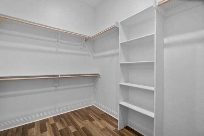 Building Photo - 1440 Lakeview Dr