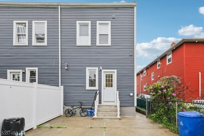 Building Photo - 92 Windsor St