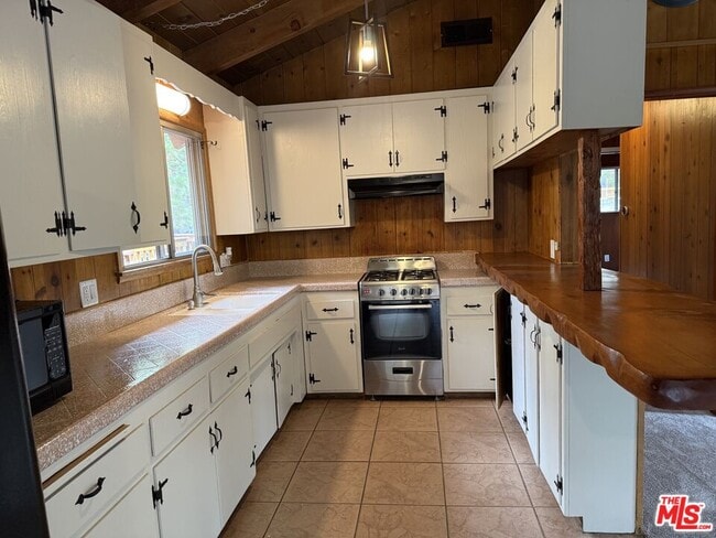 Building Photo - 42995 Sunset Dr