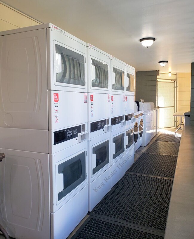 Building Photo - VERY CLEAN Studio / 1 bath w/full kitchen/...