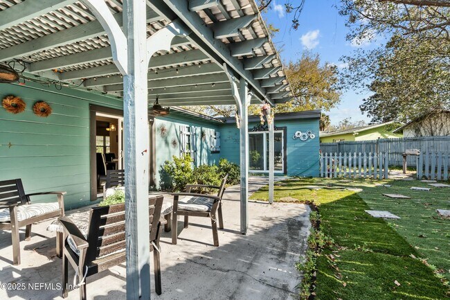Building Photo - 6204 Commodore Dr