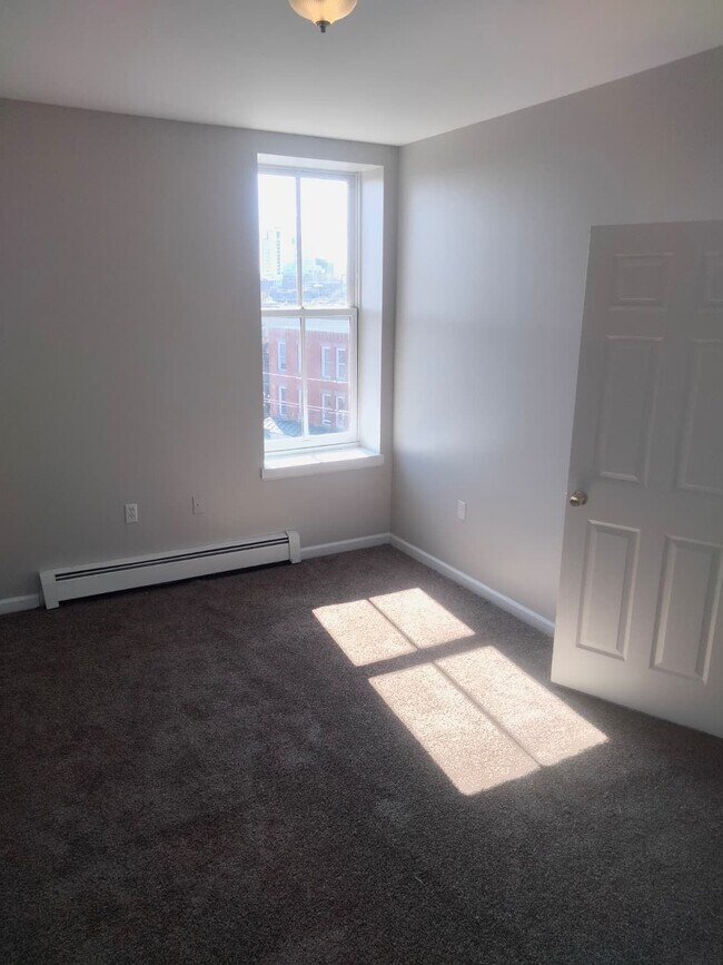 Building Photo - 588-612 E Main St