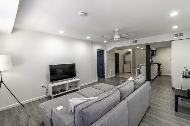 Building Photo - 916 Highview St