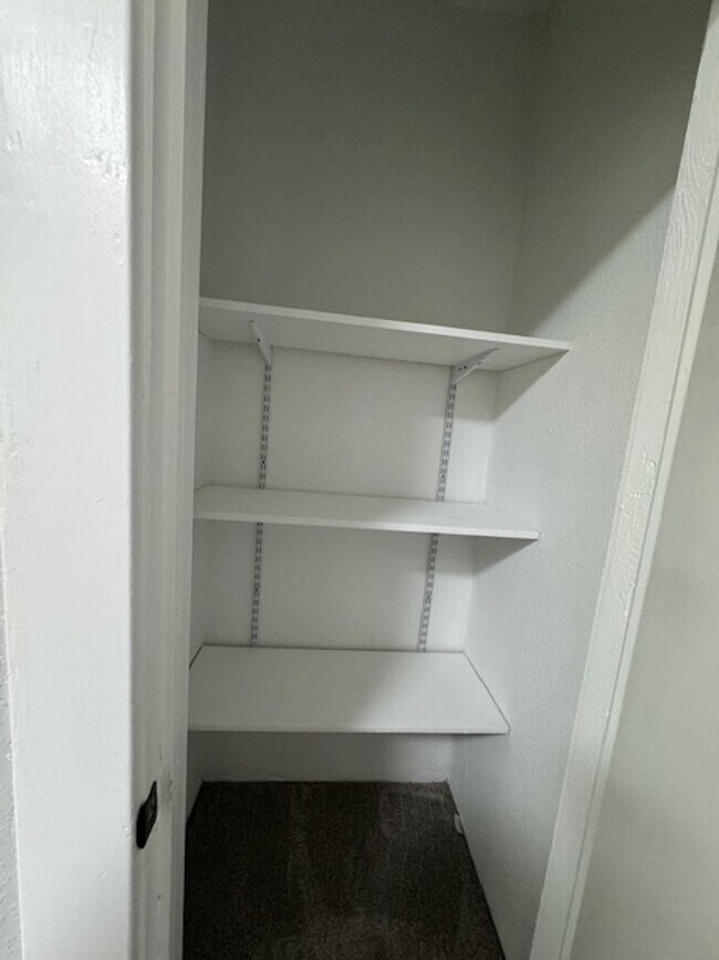 Building Photo - Beautiful 2/2 Bungalow in River Heights!