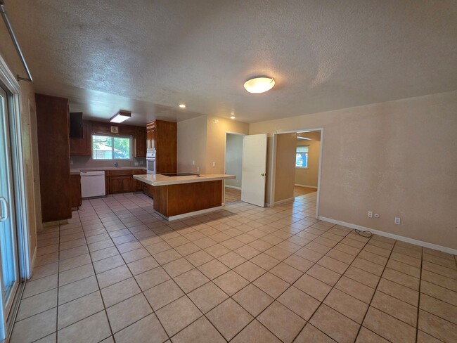 Building Photo - Single story home close to freeway access!