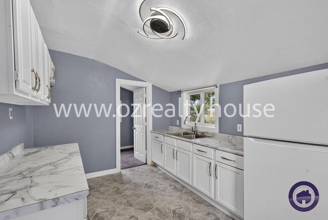 Building Photo - 565 Viking St