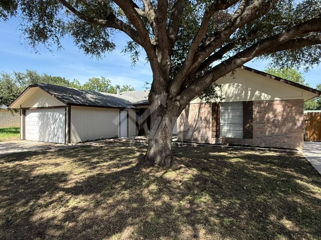 Building Photo - 2706 Lake Briar