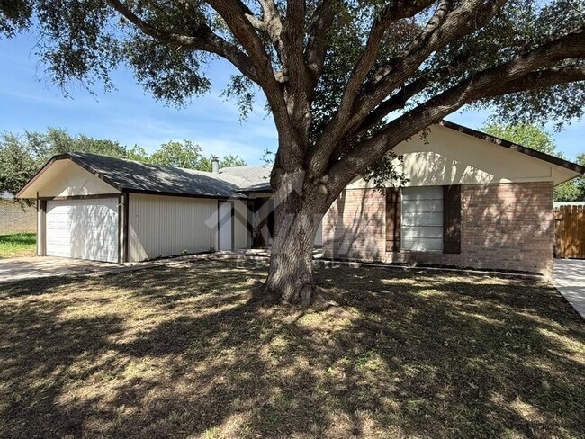 Building Photo - 2706 Lake Briar