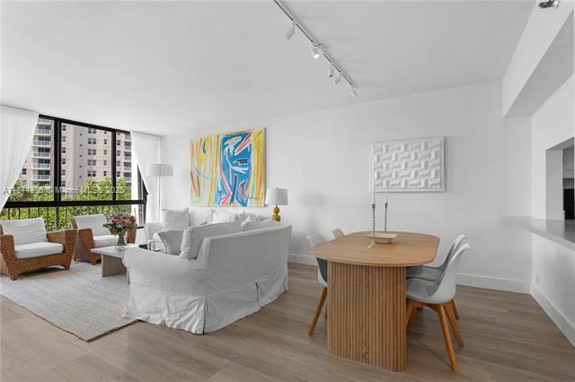 Building Photo - 520 Brickell Key Dr
