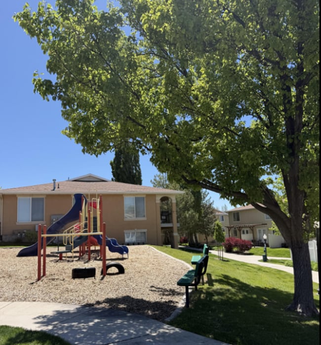 Building Photo - Great 2 Bd 2.5 Bath Townhome in Sandy