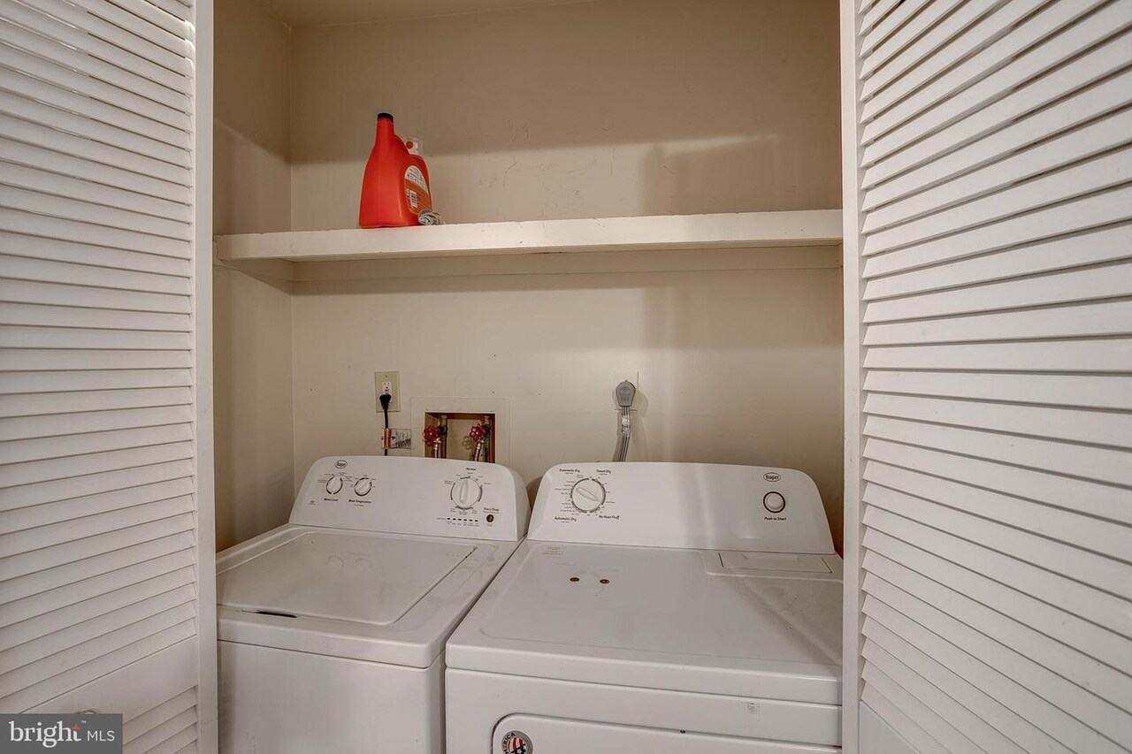 Building Photo - 1002 Huntingdon Mews