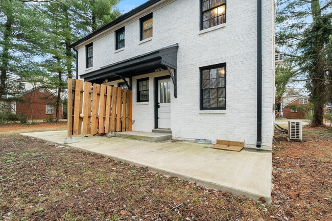Building Photo - Fantastic 2 Bed, 1 Bath.  Walk to MTSU! Ut...